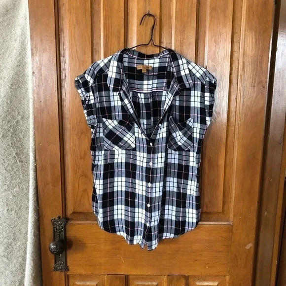 Super Soft Plaid Sleeveless Top - Picture 2 of 9